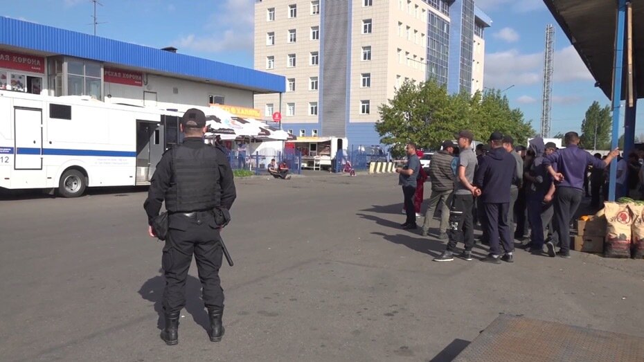     В России под видом рейдов против незаконной миграции началась принудительная постановка на военный учет тех, кто уже получил российский паспорт. В Калуге, Петербурге и других городах новых российских граждан ловят как нелегалов и отправляют в военкоматы.