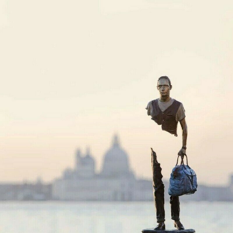    15 фото «Путешественников» Бруно Каталано, и почему у них отсутствует часть тела