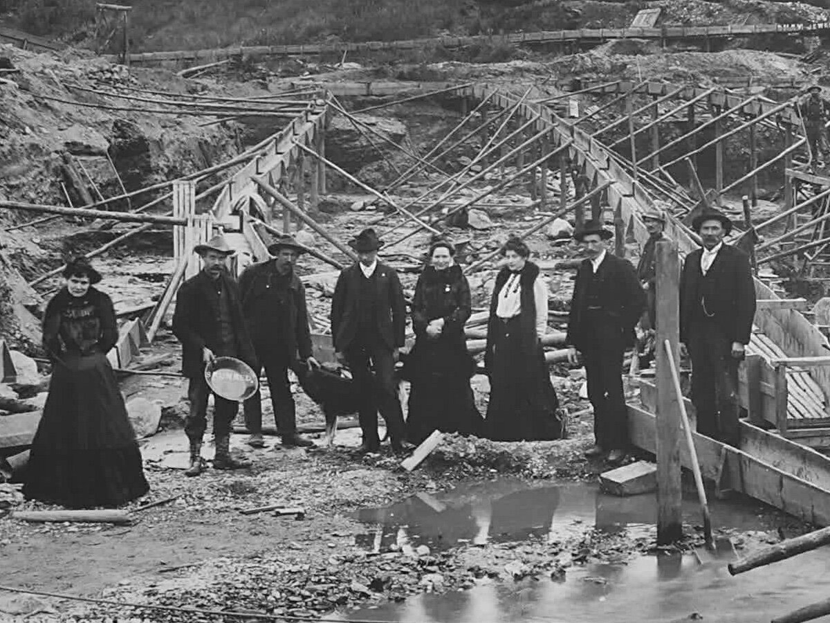 Примерно так и выглядели золотые прииски на Клонайке