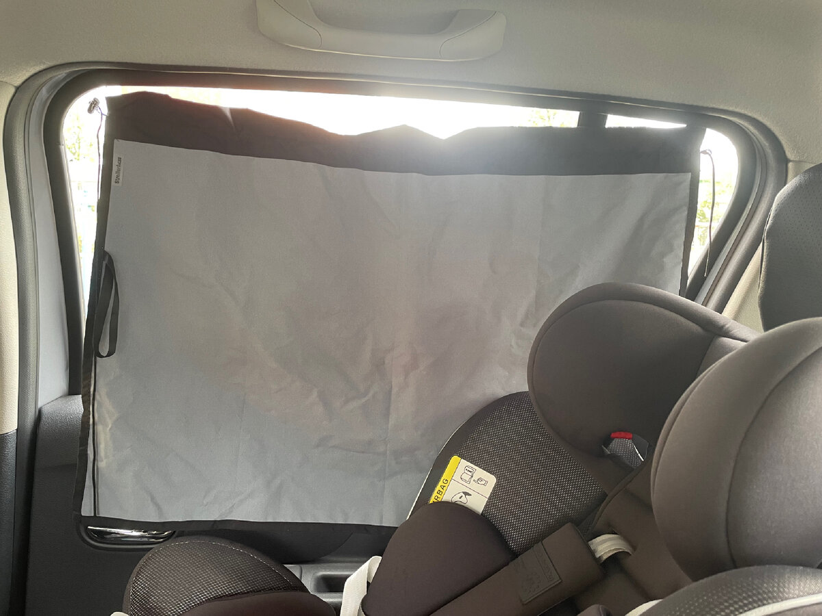 Комплект из двух шторок стоил приблизительно 700 руб. Сначала я думал, что вещь особо ненужная, так как есть легкая тонировка, но я очень сильно ошибался. 