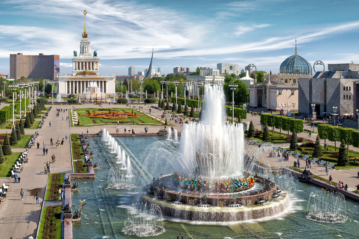Онлайн-выставка "Монументальная геометрия: ВДНХ" с фотографиями известного российского фотографа Михаила Киракосяна открылась на сайте ВДНХ, сообщила пресс-служба выставки.-5