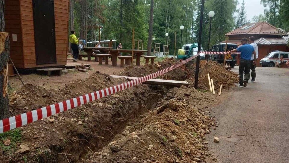     В нацпарке «Красноярские Столбы» в планово меняют электрический кабель и прокладывают оптоволокно — жителей попросили временно не ходить по центральной тропе.