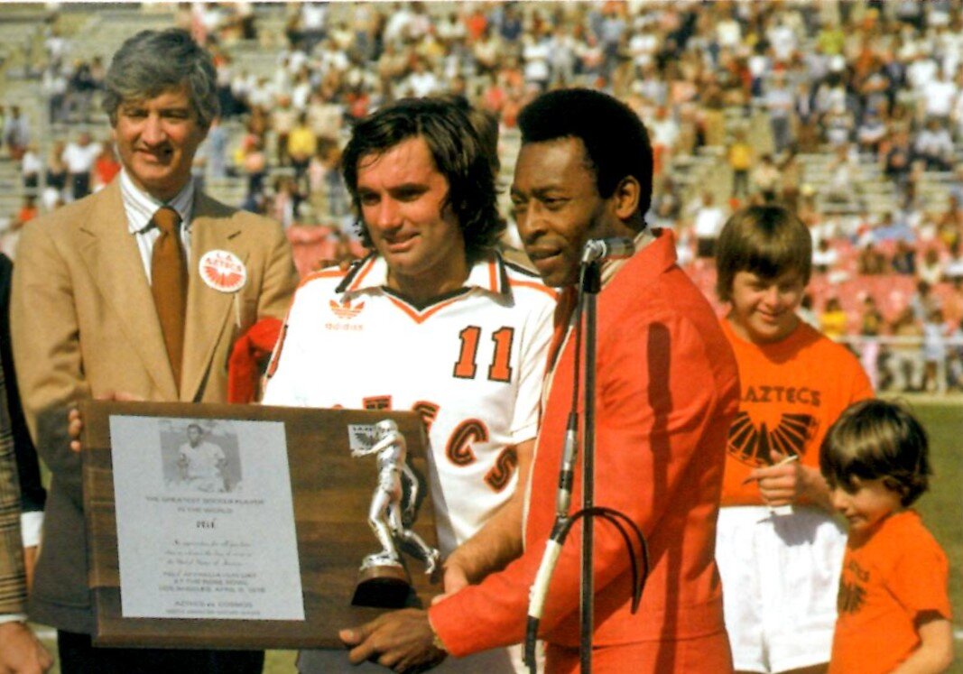 1987 год. Джордж Бест и Пеле. Фото из энциклопедии "Мировой футбол" 2010г.