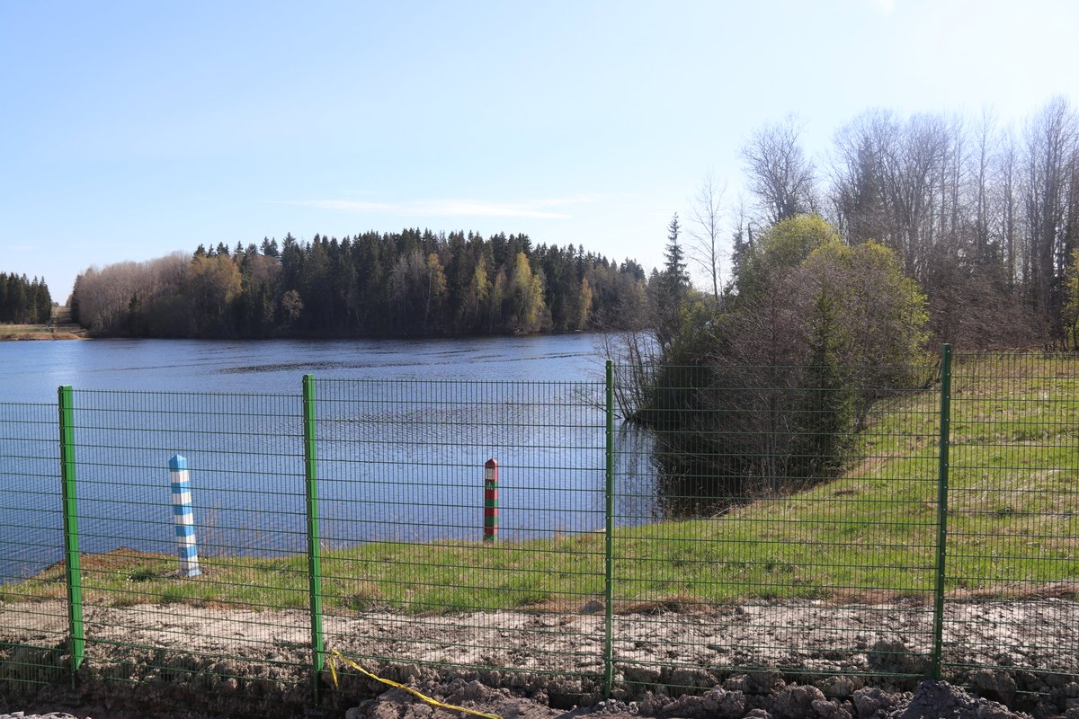 А сейчас между странами забор.