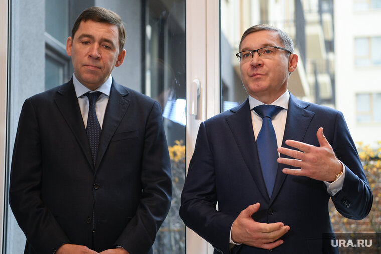    Владимир Якушев и Евгений Куйвашев оказывают помощь пассажирам самолета, севшего в поле