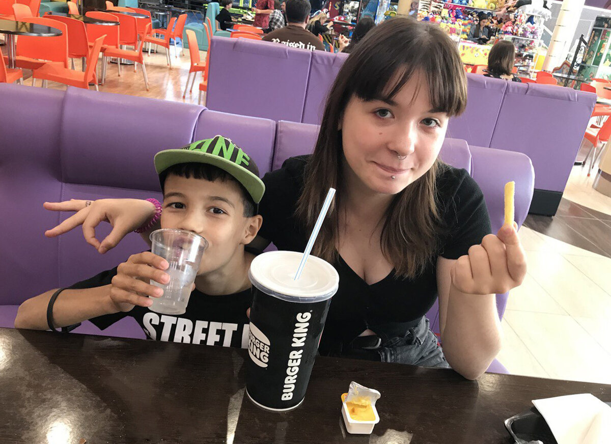 Алина с тем, про кого говорила не лестно. А правда в том, что именно с ним больше всех играла из малышей.