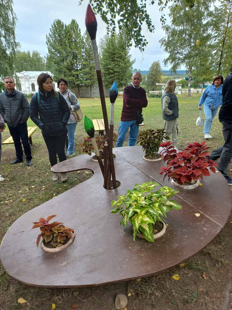    Чиновники осмотрели парк около музея Насадки