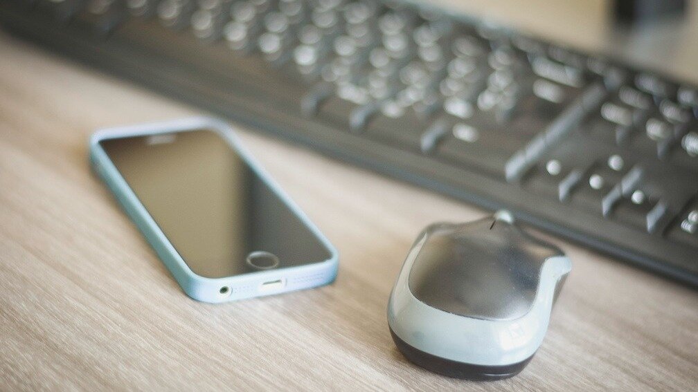     Согласно результатам исследования аналитического центра НАФИ, большинство россиян проводят до двух часов в день за просмотром соцсетей, чтением новостей и общением в мессенджерах. За месяц набегает больше, чем длится одна рабочая неделя.