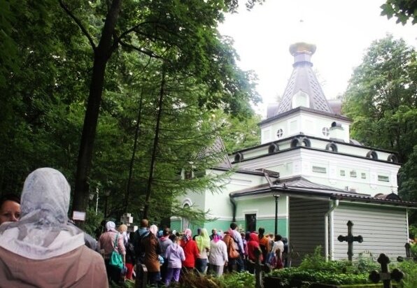 На Смоленском кладбище Санкт-Петербурга всегда много людей. Они приходят на могилу святой Ксении Петербуржской, чтобы помолиться, поставить свечи, о чём-то попросить... Здесь же расположена и часовня блаженной Ксении.