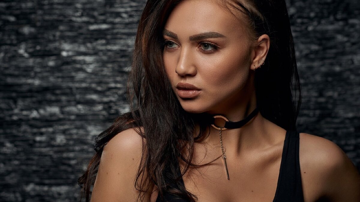     Педагог-организатор из Ишима Анастасия Шумилова, которую вынудили уволиться из школы из-за откровенных фото, направила заявление в прокуратуру на активиста-блогера Владимира Воронина. Он опубликовал фотографии девушки, сделанные во время фотосессий, в социальных сетях.