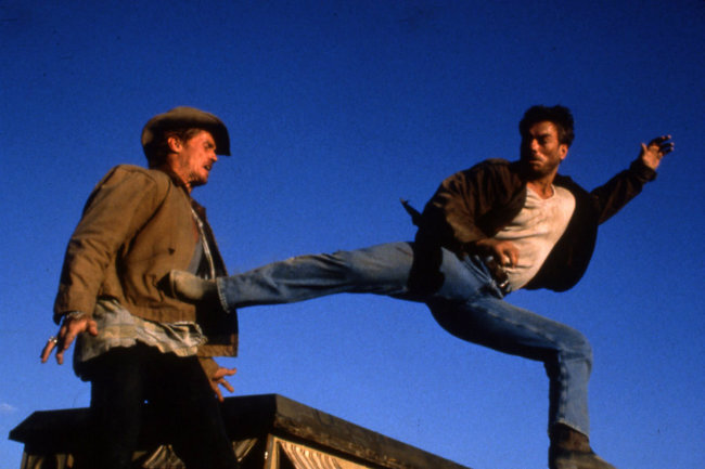 Какой на самом деле Ван Дамм злобный человек!  Ну вот зачем, скажи на милость, надо пинать алкоголика по самому больному месту - печени, - если ты можешь запросто дотянуться пяткой ему до лба? 