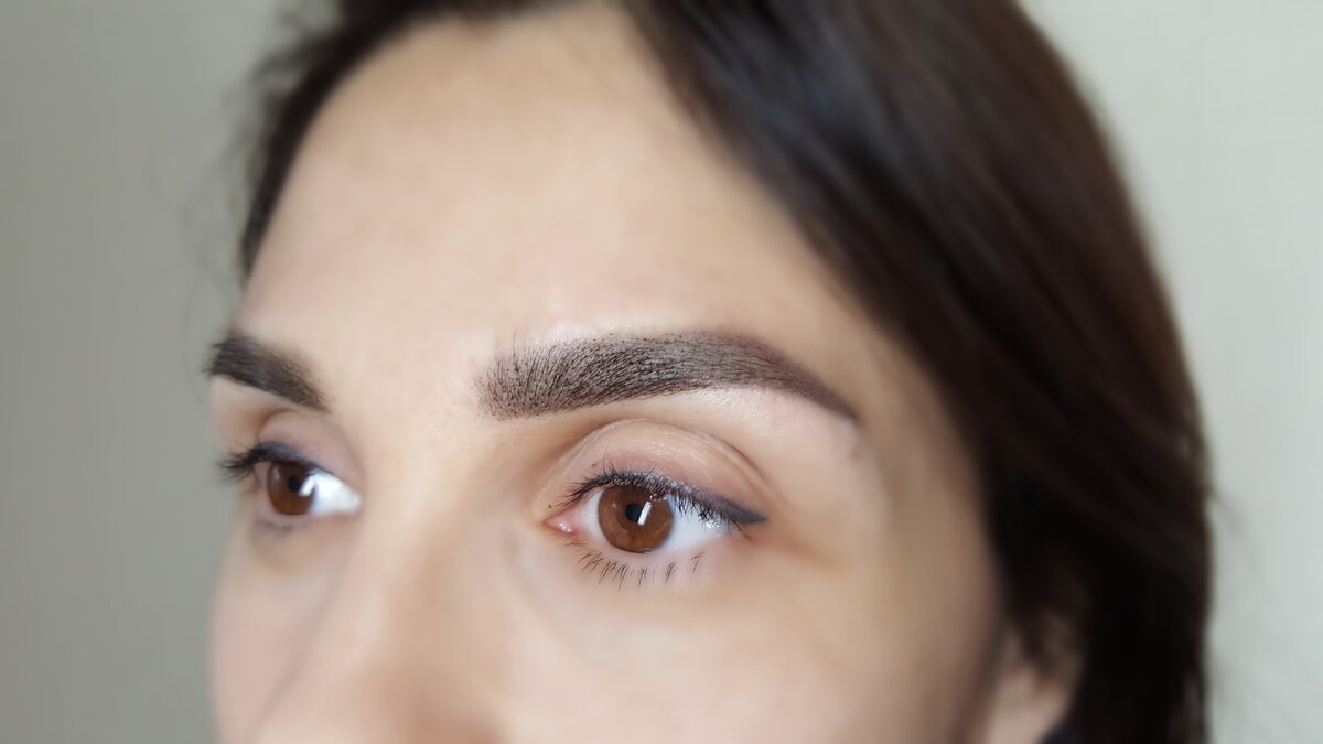 напыление бровей.  Сразу после. При заживлении цвет на 40%мягче.