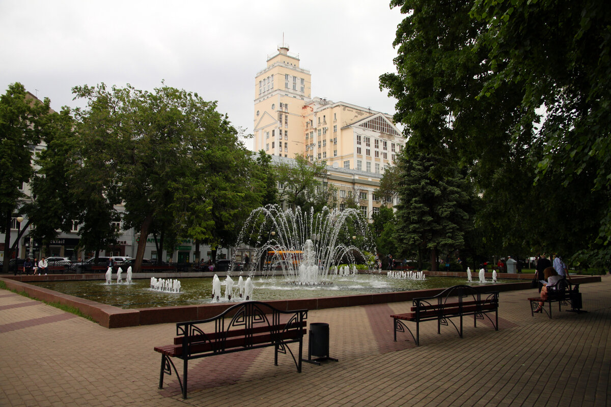Один из многочисленных скверов города 