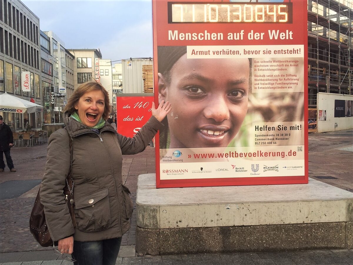 Счётчик народонаселения Земли, установленный в Ганновере. Каждую секунду показатель увеличивается на 3 единицы.