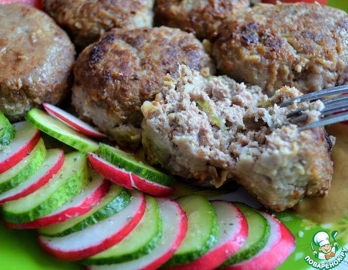 Котлеты, как же они любимы всеми, пожалуй одно из самых любимых блюд и в моей семье. Сегодня с паштетом из жареных баклажанов, что добавит сочность и пикантный вкус. Угощайтесь.