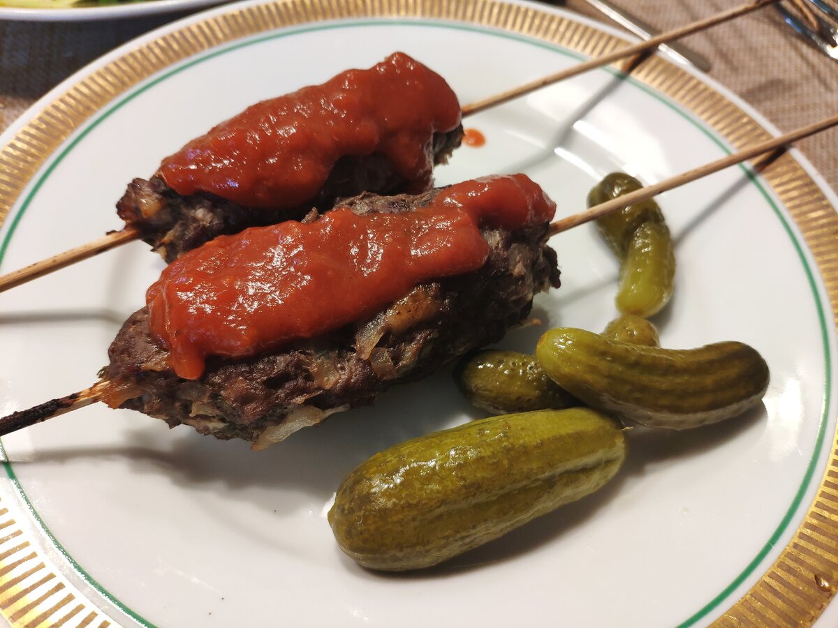 Чтобы приготовить вкусные люля-кебаб придется немного повозиться, но оно того стоит. 