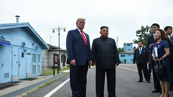 ТОКИО, 30 июн — РИА Новости. Президент США Дональд Трамп и лидер КНДР Ким Чен Ын встретились на военно-демаркационной линии, разделяющей Корейский полуостров. Трамп подошел к границе, навстречу ему вышел Ким Чен Ын. Они пожали друг другу руки, затем Трамп перешел на северокорейскую сторону, где сфотографировался с Ким Чен Ыном. После этого лидер Северной Кореи перешел с американским президентом на южную сторону, там их встретил Мун Чжэ Ин, лидер Юга.