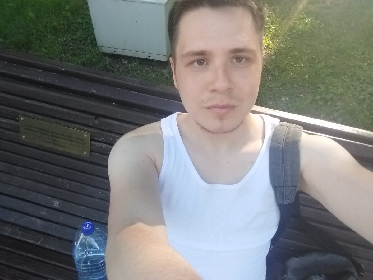 Отдыхаю после интенсивной ходьбы. Парк Горького, Казань