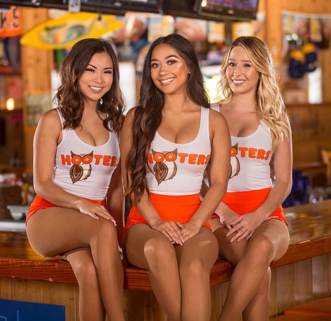 Сексуальные официантки Hooters (36 фото)