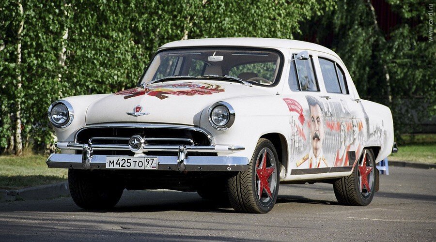 Все кузовные элементы, в том числе остекление, произведены специально для этого автомобиля. Колесные диски - не исключение. 