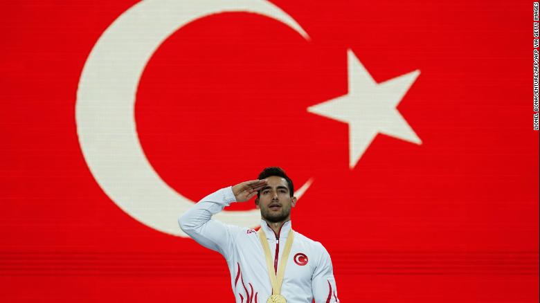 Ибрагим Колак исполняет военный салют во время государственного гимна.