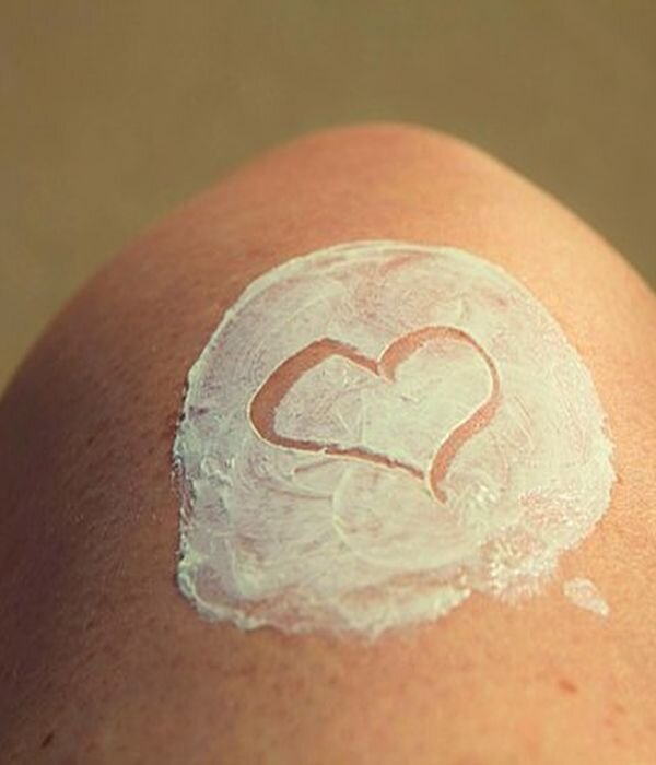 https://cdn.pixabay.com/photo/2016/06/16/14/37/sunblock-1461397__340.jpg