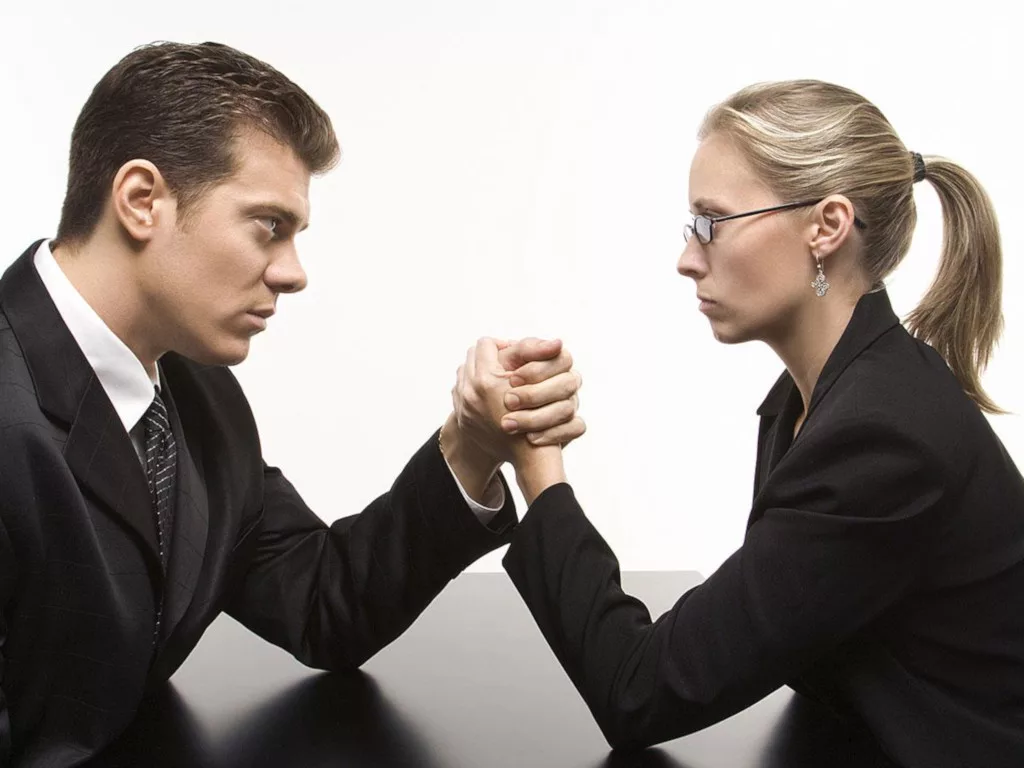 Конфликт в коллективе. Властные отношения работодателя. Принуждение в конфликте. Недовольный начальник. Злой начальник.