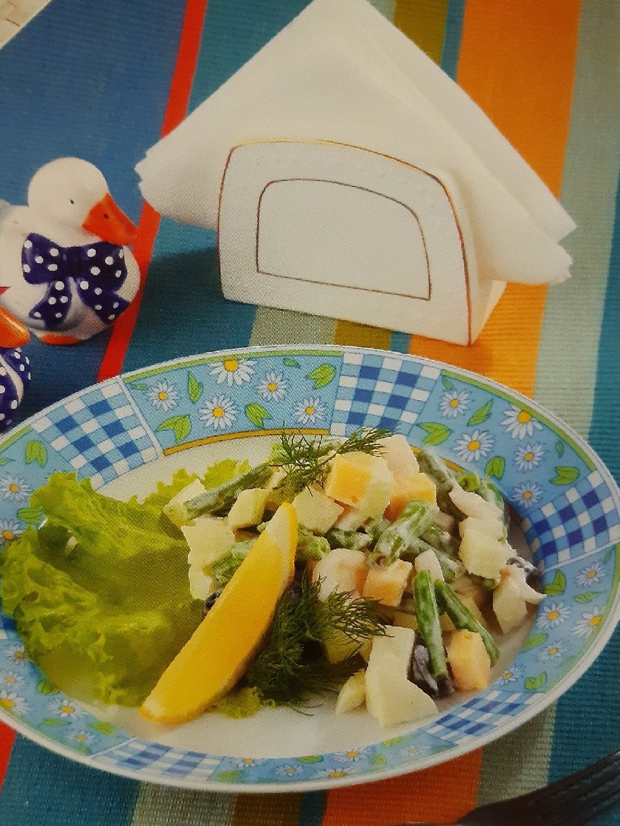 Кальмаровый салат с яблоком и фасолью