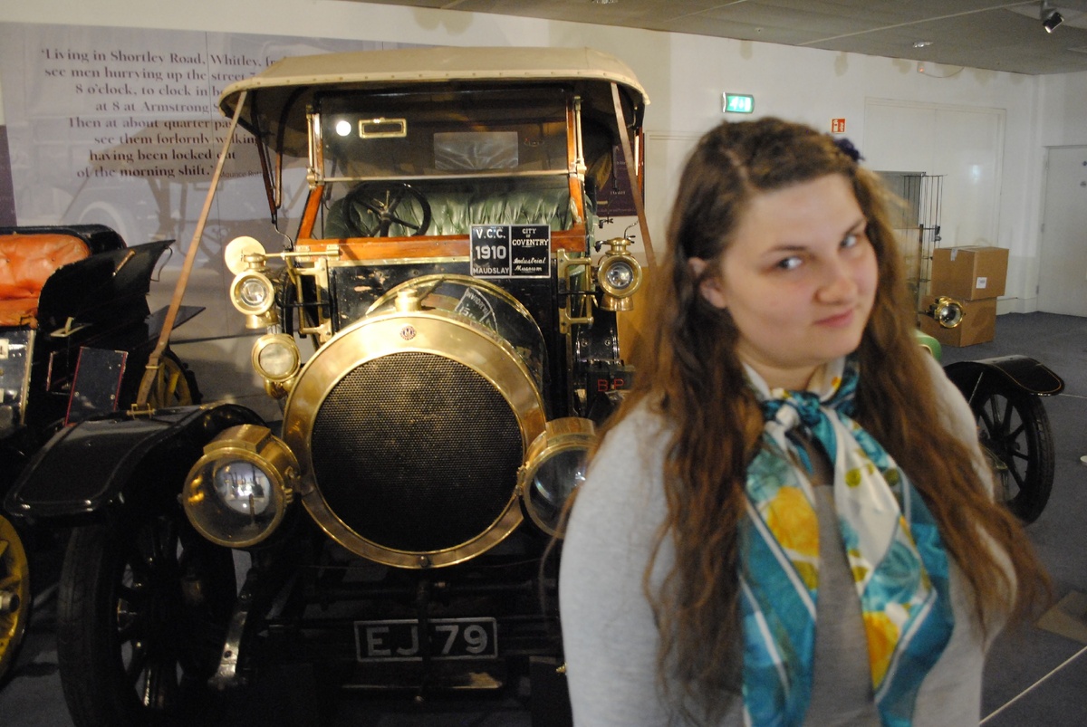 Расплетённые косички - максимум моей укладки. Кажется, я была настолько неуверенной в себе, что камера сфокусировалась на машине вместо меня :D