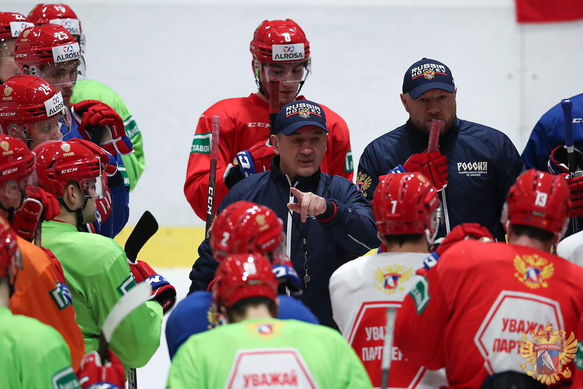 Валерий Брагин во время тренировки "молодежки" в Краварже (фото: ФХР)