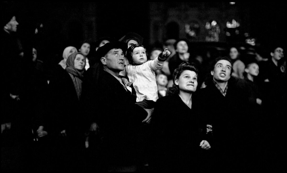 Москвичи наблюдают за салютом в честь 800-летия города, сентябрь 1947 года. Фото: Роберт Капа