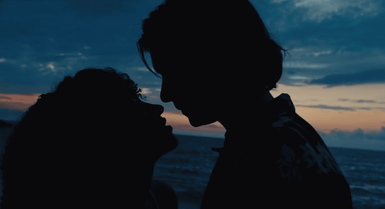 Поцелуй на море. Поцелуй влюбленных. Поцелуй ночью в море. Романтический закат.