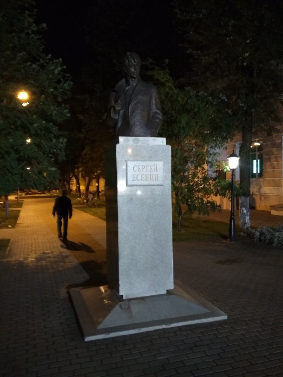 "Врата" сквера имени поэта. Воронеж, сентябрь 2018 г.