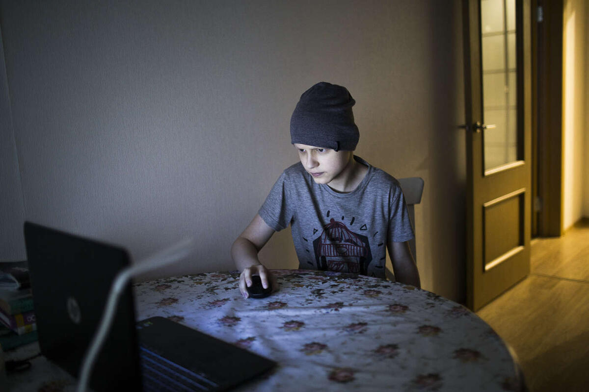 На четырнадцатый день рождения Паше подарили долгожданный телескоп. «Только понаблюдать в него за небом еще не удалось, — рассказывает Паша, — В Петербурге для этого нужно постараться, поймать момент». Несмотря на хмурость погоды, Петербург Паше нравится больше, чем родной солнечный Хабаровск. Почему — не рассказывает, только хитро улыбается и мечтательно добавляет, что на северный город у него свои планы.