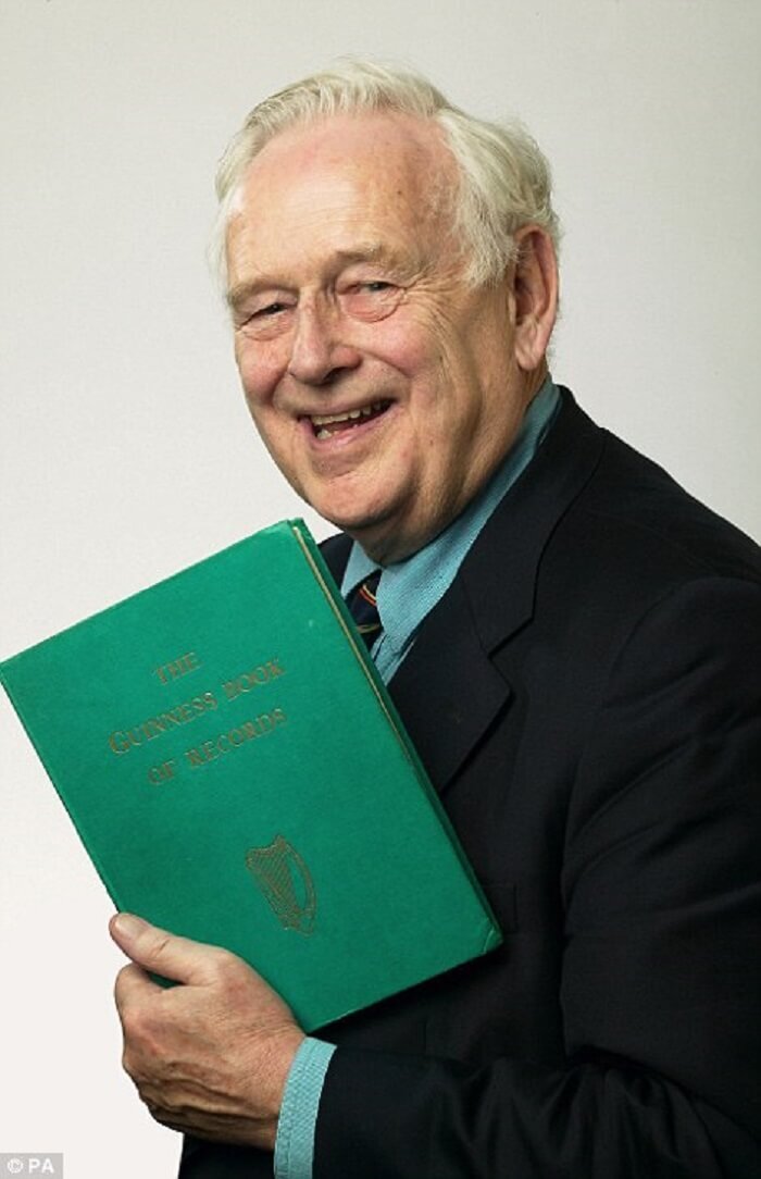 "Хью Бивер с Книгой Рекордов Гиннесса"