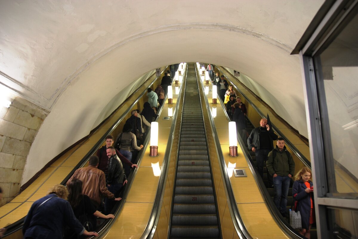 Почему в метро поручень едет быстрее эскалатора