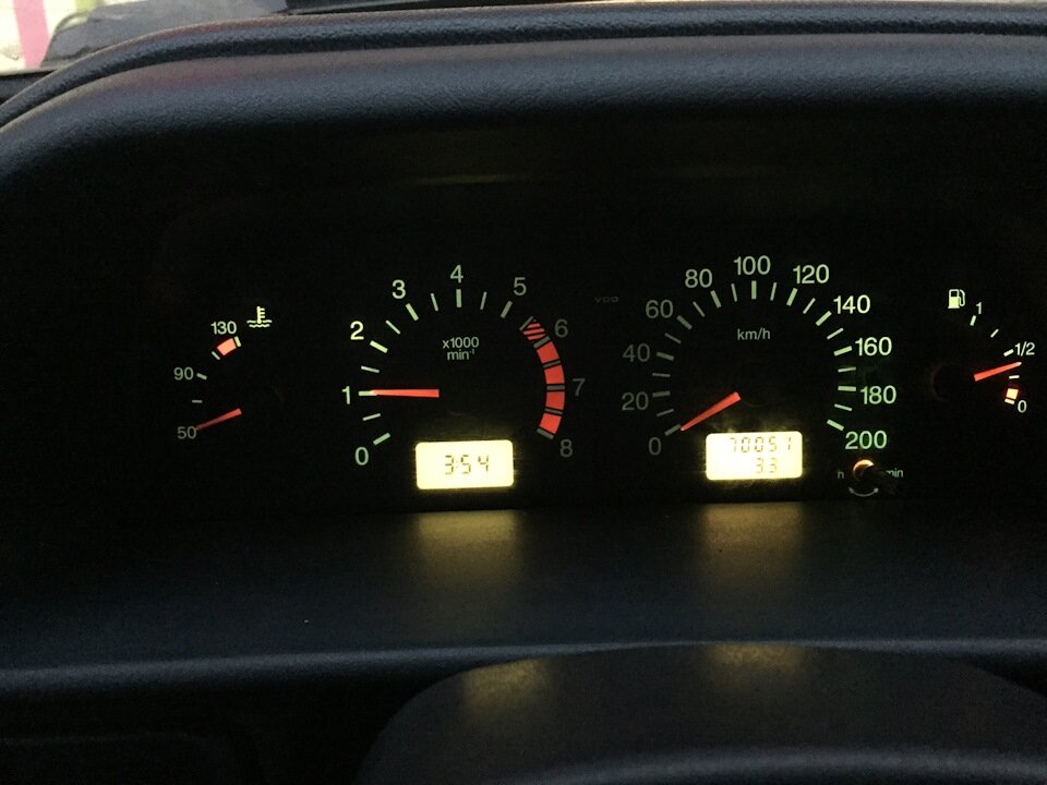 погасли теперь на температуре и между тахометром и спидометром