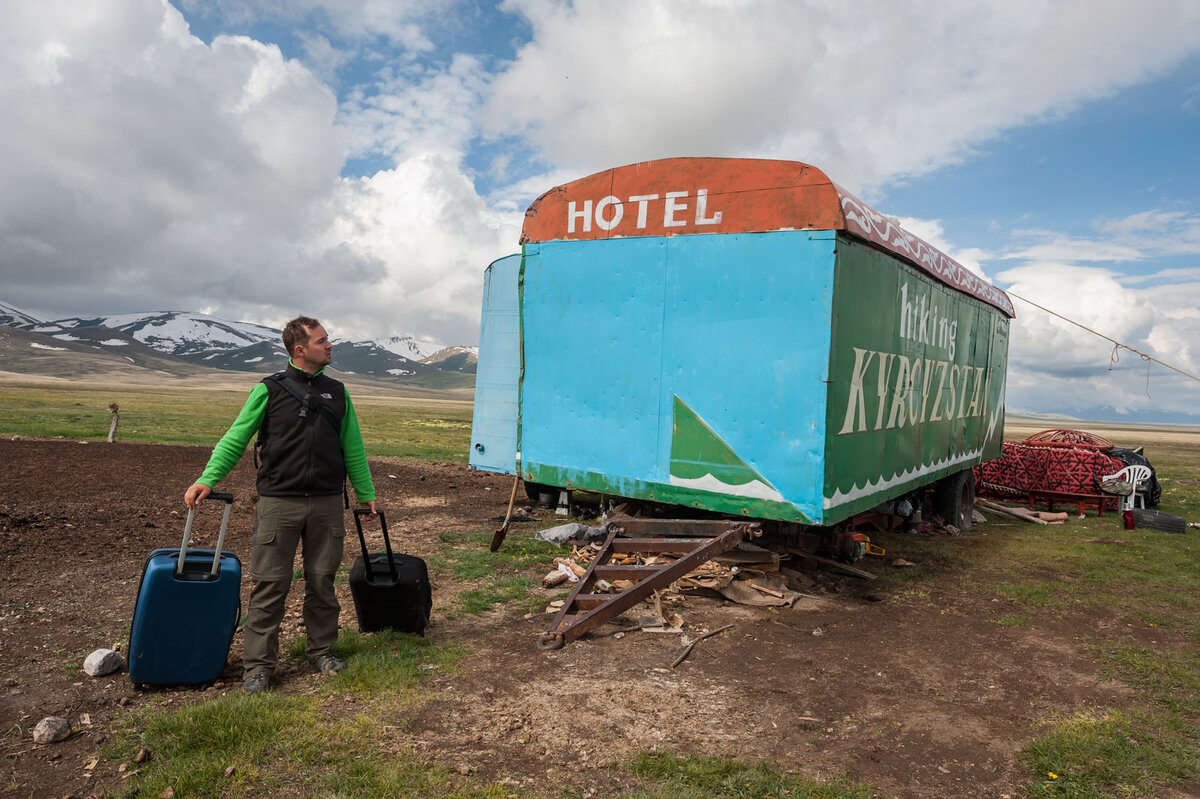 Путешествуя по Киргизии, увидели вагончик. Кто-то пошутил - отличный отель. Потом было не до шуток.