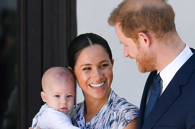 На фото изображен Гарри, Меган и их первенец