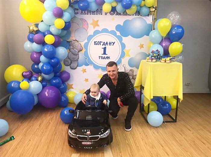 Отец подарил сыну первый автомобиль