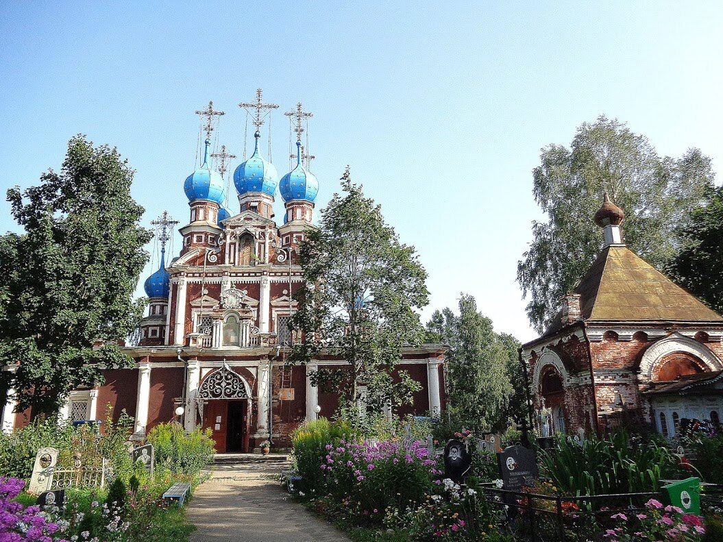  Казанская церковь (1694 г) и часовня на городском кладбище.