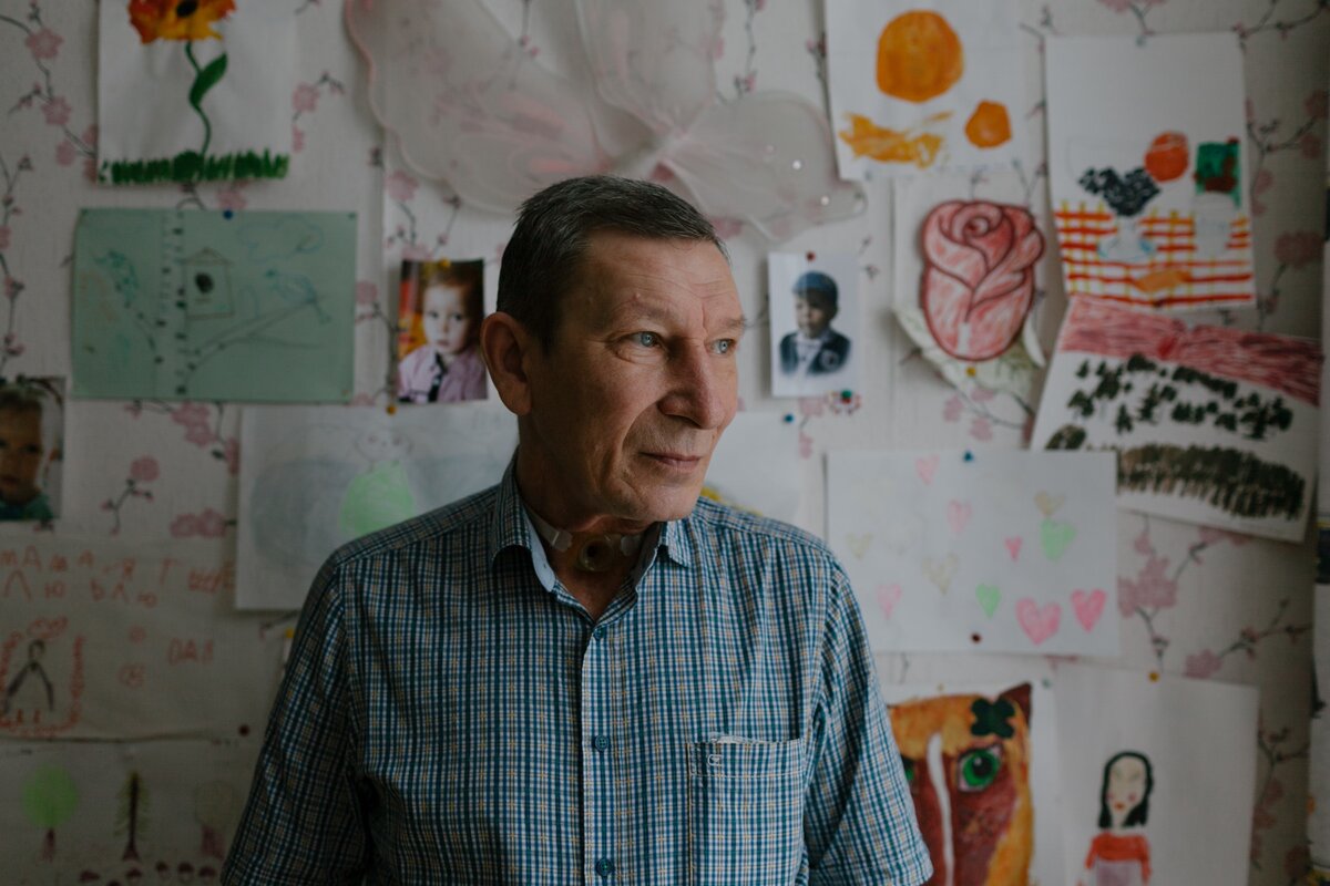 Данила у стены с рисунками его детей/Фото: Аня Марченкова для Фонда Ройзмана