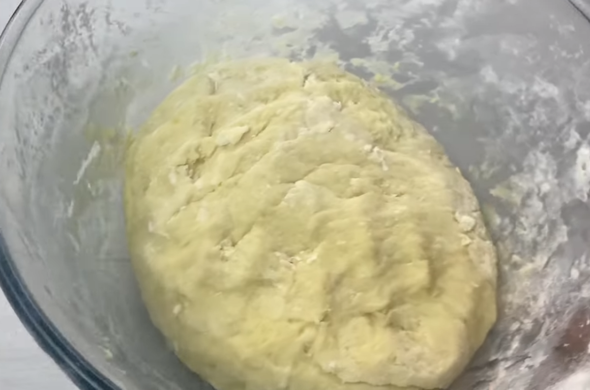 Далее я смазываю ладони растительным маслом и вымешиваю тесто при помощи рук. После убираю его в сторону на 20 минут.