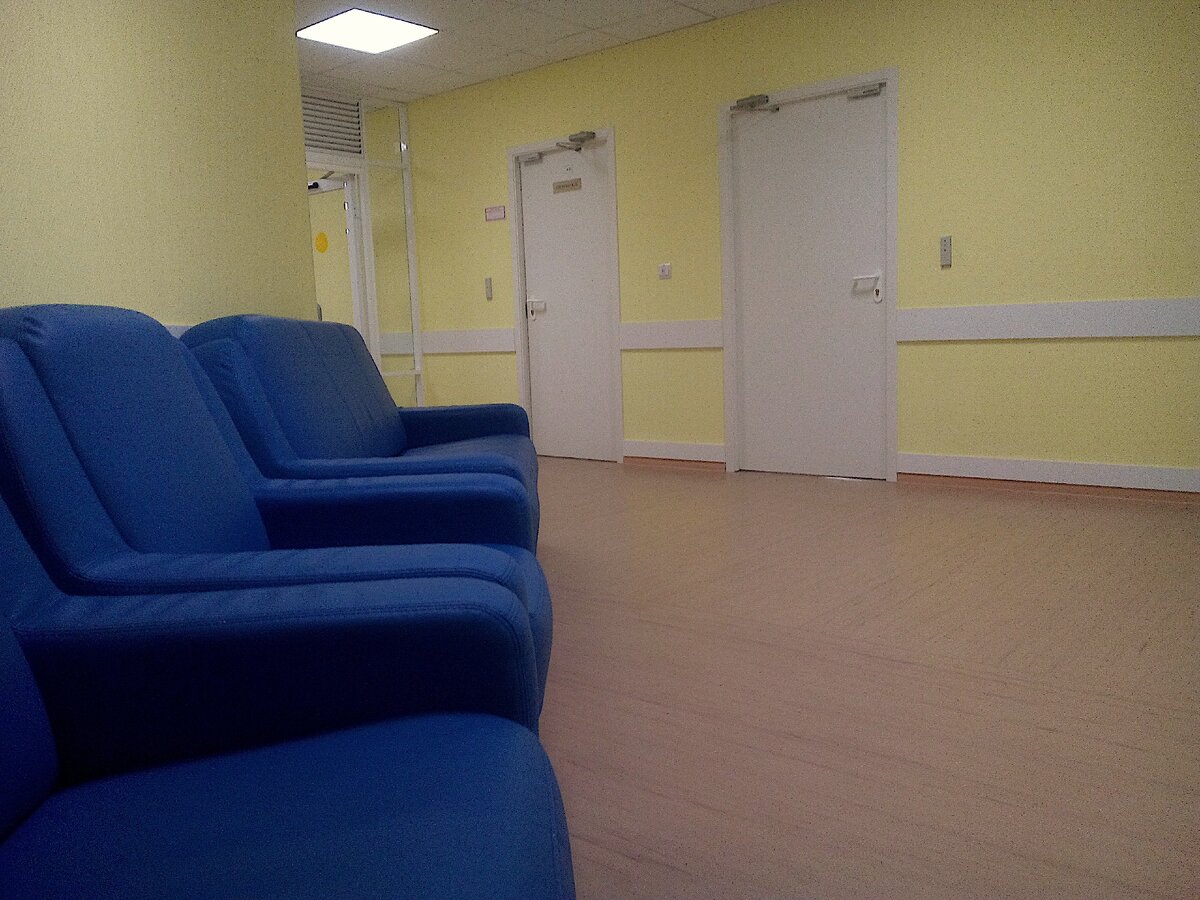 у кабинета доктора в центре им. Шумакова