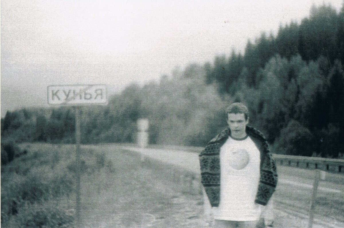 Я на остановке после экспедиции. Фото на пленку Зенита.