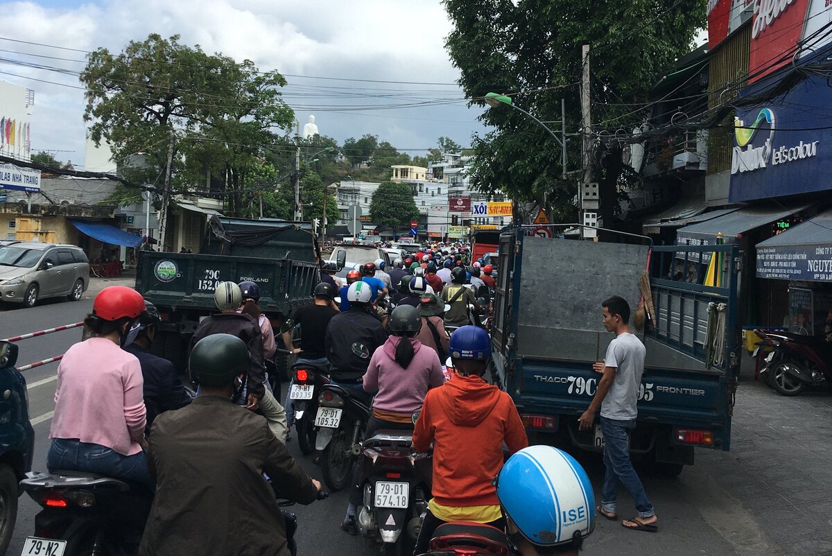 Затор перед переездом. Двигатель глушат не все...