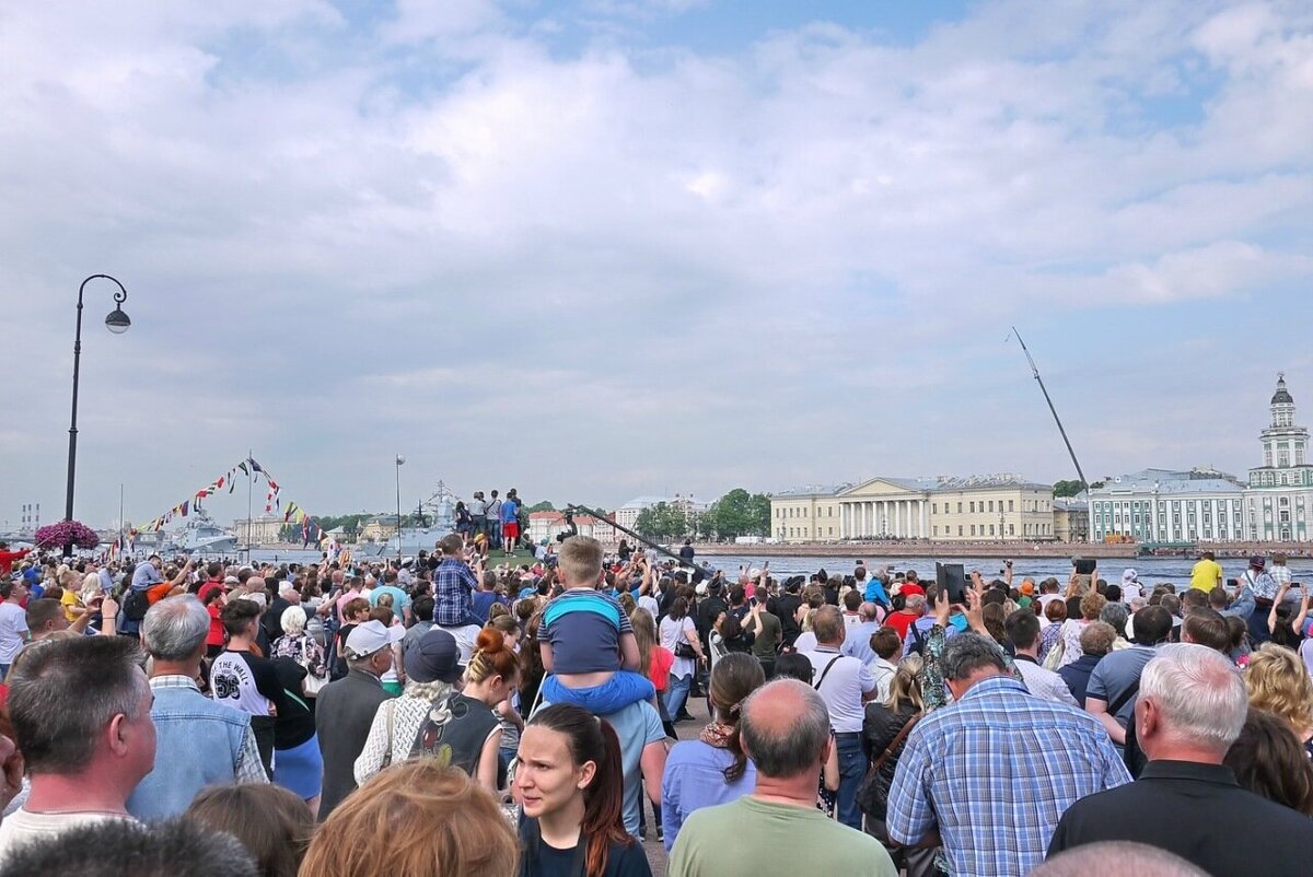 Фото из интернета - петербуржцы на репетиции парада ВМФ