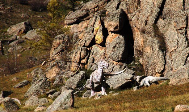 Есть недалеко от Улан-Батора живописная Долина динозавров...Там и сегодня можно их повстречать...