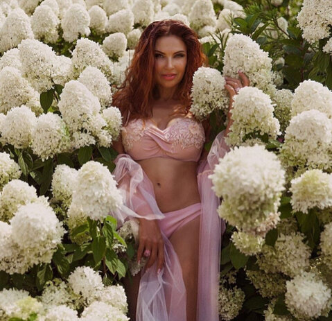 50-летняя российская телеведущая и актриса Эвелина Бледанс восхитила поклонников откровенными фото и видео. Соответствующие кадры звезда опубликовала на своей странице в Instagram. На них она хвасталась различными купальниками, демонстрируя пышную грудь 