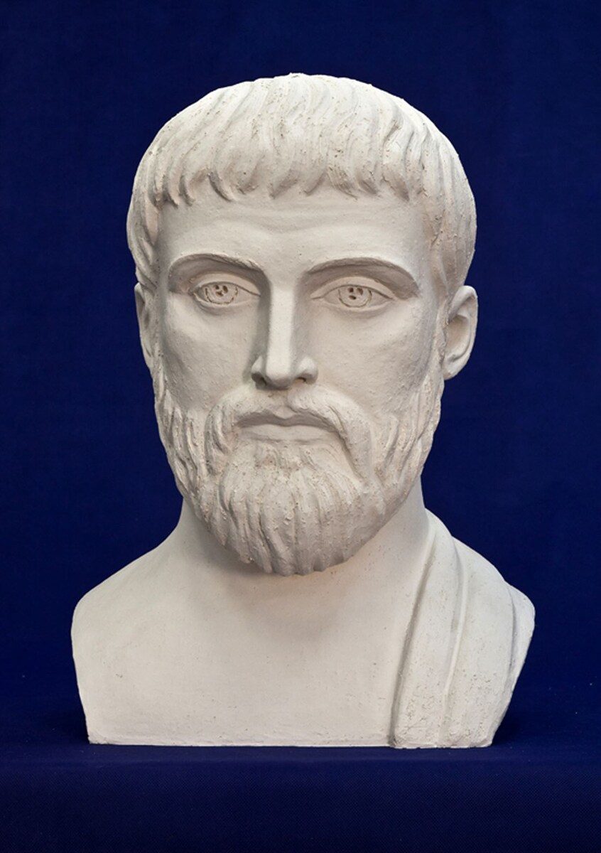 Скульптура Пифгора. Пифагор прожил 75 лет.